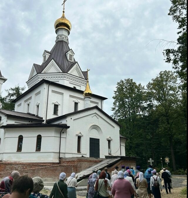 Богослужение в Донском храме