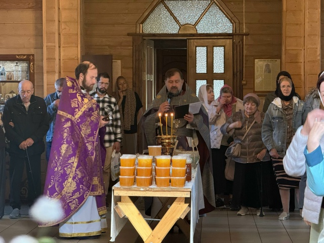 С Праздником Изнесения Честных Древ Животворящего Креста Господня!