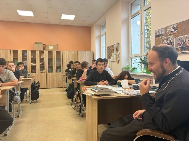 Клирик храма иерей Вадим Парахин посетил школу для детей с ограниченными возможностями здоровья